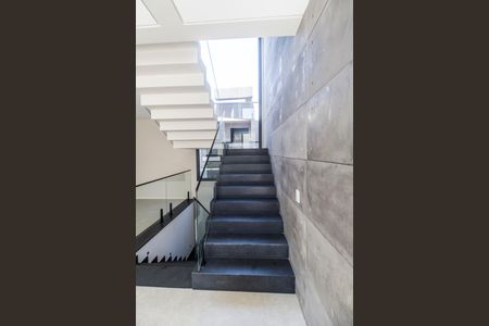 Casa de condomínio à venda com 394m², 5 quartos e 6 vagas Casa de condomínio à venda com 394m², 5 quartos e 6 vagasEscada