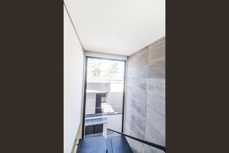 Casa de condomínio à venda com 394m², 5 quartos e 6 vagas Casa de condomínio à venda com 394m², 5 quartos e 6 vagasEscada