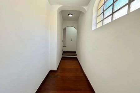 Casa à venda com 210m², 4 quartos e 2 vagasCorredor
