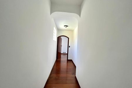 Casa à venda com 210m², 4 quartos e 2 vagasCorredor