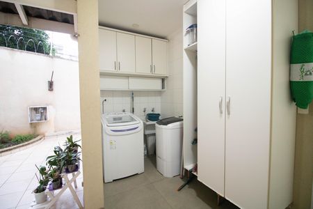 Casa à venda com 246m², 3 quartos e 6 vagas Casa à venda com 246m², 3 quartos e 6 vagasQUINTAL E ÁREA DE SERVIÇO