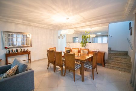 Casa à venda com 246m², 3 quartos e 6 vagas Casa à venda com 246m², 3 quartos e 6 vagasSALA