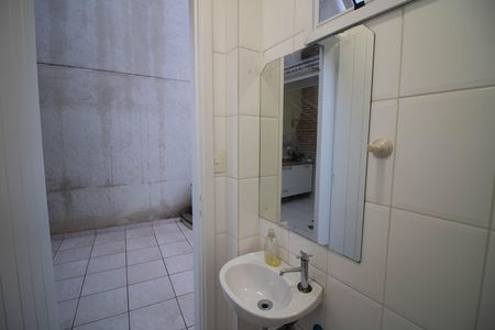 Casa à venda com 246m², 3 quartos e 6 vagas Casa à venda com 246m², 3 quartos e 6 vagasLAVABO DO QUINTAL