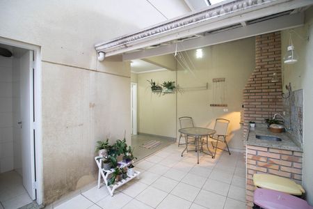 Casa à venda com 246m², 3 quartos e 6 vagas Casa à venda com 246m², 3 quartos e 6 vagasQUINTAL E ÁREA DE SERVIÇO