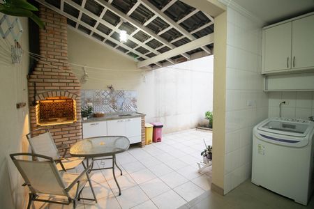 Casa à venda com 246m², 3 quartos e 6 vagas Casa à venda com 246m², 3 quartos e 6 vagasQUINTAL E ÁREA DE SERVIÇO