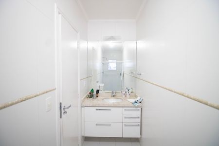 Casa à venda com 246m², 3 quartos e 6 vagas Casa à venda com 246m², 3 quartos e 6 vagasBANHEIRO DA SUÍTE 2