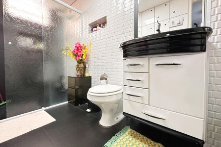 Apartamento à venda com 74m², 2 quartos e 1 vaga Apartamento à venda com 74m², 2 quartos e 1 vagaBanheiro Social