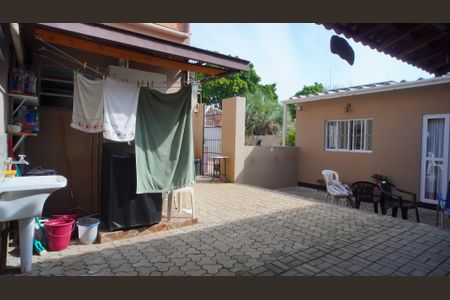 Casa à venda com 228m², 2 quartos e 2 vagas Casa à venda com 228m², 2 quartos e 2 vagasPátio fundos e lavanderia