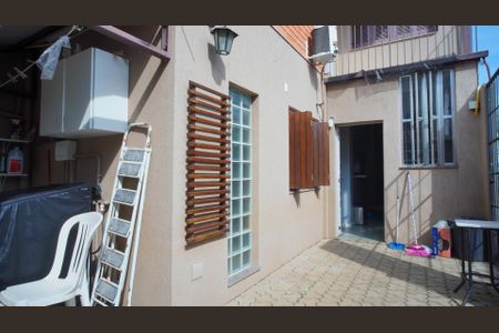 Casa à venda com 228m², 2 quartos e 2 vagas Casa à venda com 228m², 2 quartos e 2 vagasFundos