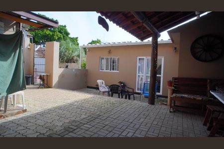 Casa à venda com 228m², 2 quartos e 2 vagas Casa à venda com 228m², 2 quartos e 2 vagasPátio lavanderia área gourmet