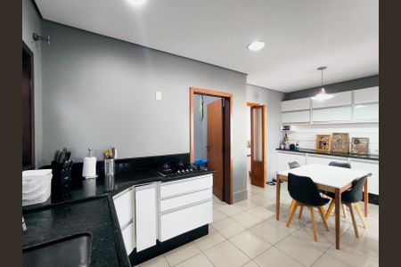 Casa de condomínio à venda com 510m², 4 quartos e 6 vagasCozinha