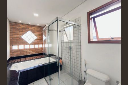 Casa de condomínio à venda com 510m², 4 quartos e 6 vagasBanheiro da Suíte 1