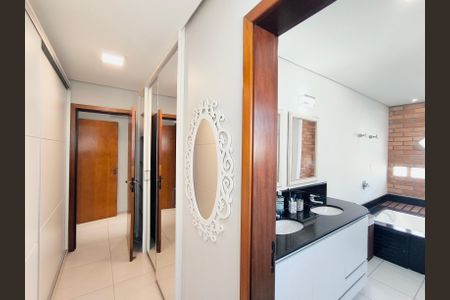 Casa de condomínio à venda com 510m², 4 quartos e 6 vagasSuíte 1