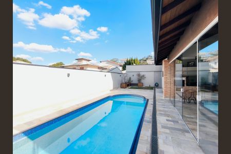 Casa de condomínio à venda com 510m², 4 quartos e 6 vagasQuintal