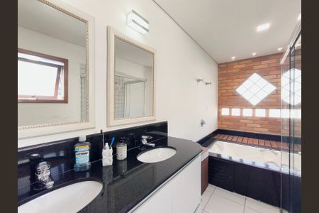 Casa de condomínio à venda com 510m², 4 quartos e 6 vagasBanheiro da Suíte 1