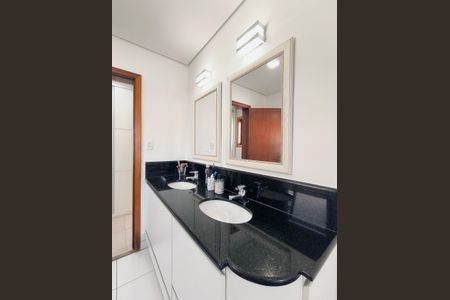 Casa de condomínio à venda com 510m², 4 quartos e 6 vagasBanheiro da Suíte 1