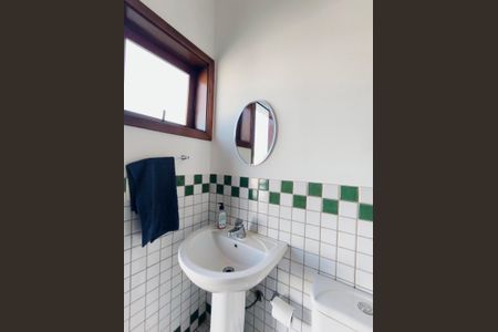 Casa de condomínio à venda com 510m², 4 quartos e 6 vagasBanheiro da Piscina