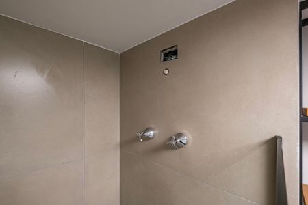 Banheiro de kitnet/studio para alugar com 1 quarto, 26m² em Pinheiros, São Paulo