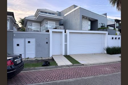 Casa de condomínio à venda com 290m², 4 quartos e 3 vagasFachada
