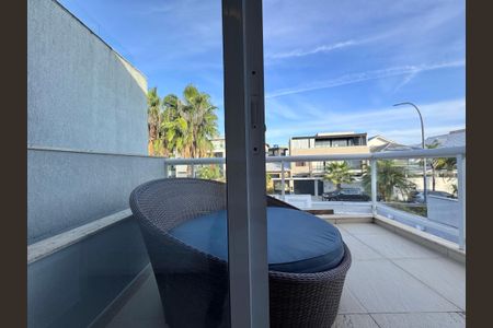 Casa de condomínio à venda com 290m², 4 quartos e 3 vagasSuíte 1 - Varanda