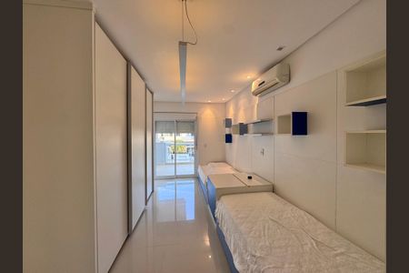 Casa de condomínio à venda com 290m², 4 quartos e 3 vagasSuíte 2