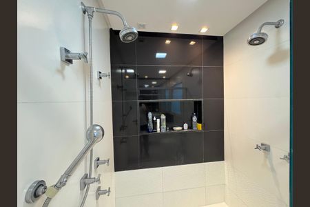 Casa de condomínio à venda com 290m², 4 quartos e 3 vagasSuíte 1 - Banheiro