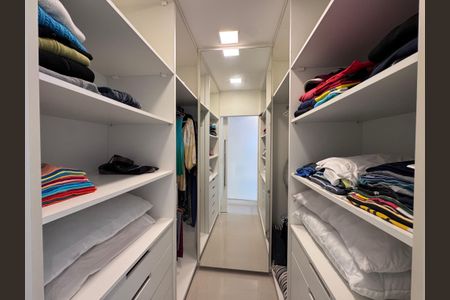 Casa de condomínio à venda com 290m², 4 quartos e 3 vagasSuíte 1 - Closet