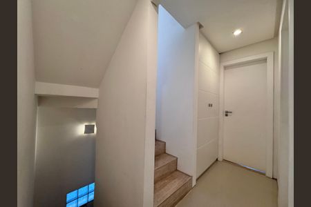 Casa de condomínio à venda com 290m², 4 quartos e 3 vagasEscada