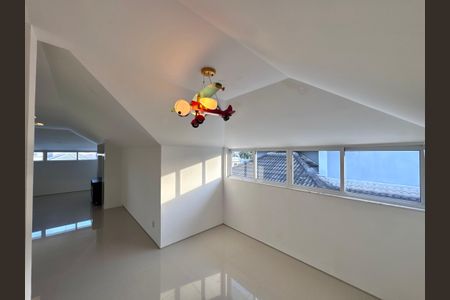 Casa de condomínio à venda com 290m², 4 quartos e 3 vagasSótão