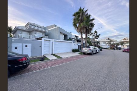 Casa de condomínio à venda com 290m², 4 quartos e 3 vagasFachada