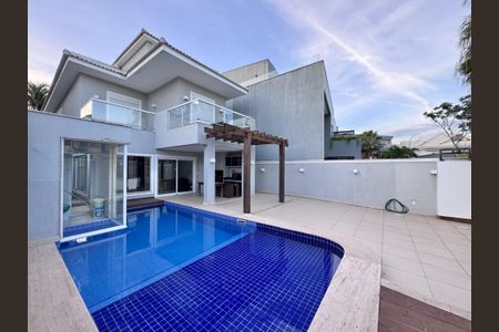 Casa de condomínio à venda com 290m², 4 quartos e 3 vagasÁrea externa