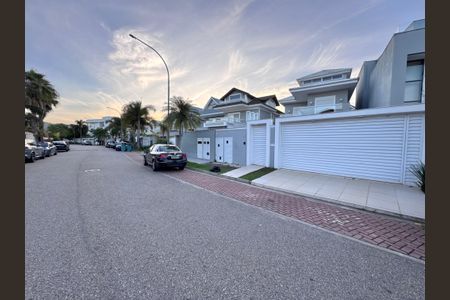 Casa de condomínio à venda com 290m², 4 quartos e 3 vagasFachada