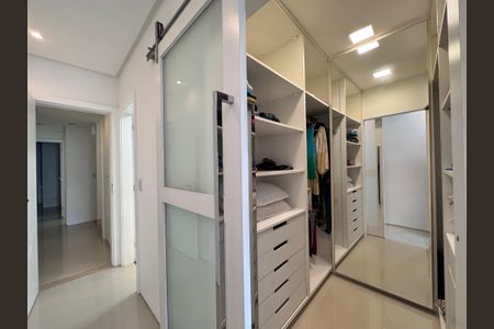 Casa de condomínio à venda com 290m², 4 quartos e 3 vagasSuíte 1 - Closet