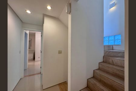 Casa de condomínio à venda com 290m², 4 quartos e 3 vagasEscada