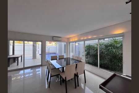Casa de condomínio à venda com 290m², 4 quartos e 3 vagasSala