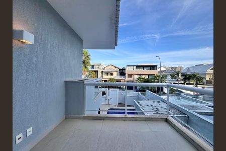 Casa de condomínio à venda com 290m², 4 quartos e 3 vagasSuíte 2 - Varanda