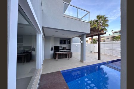 Casa de condomínio à venda com 290m², 4 quartos e 3 vagasÁrea externa
