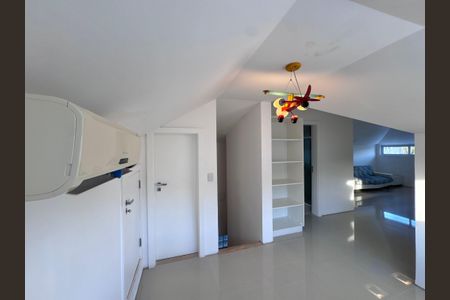 Casa de condomínio à venda com 290m², 4 quartos e 3 vagasSótão