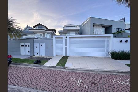Casa de condomínio à venda com 290m², 4 quartos e 3 vagasFachada