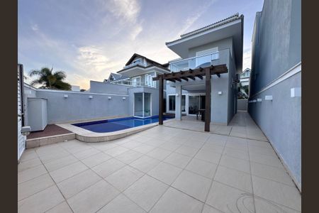 Casa de condomínio à venda com 290m², 4 quartos e 3 vagasÁrea externa