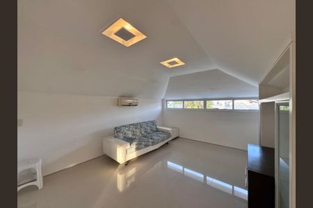 Casa de condomínio à venda com 290m², 4 quartos e 3 vagasSótão