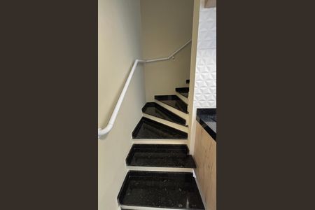 Apartamento à venda com 84m², 2 quartos e 1 vagaEscada