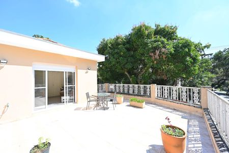 Casa para alugar com 260m², 5 quartos e 2 vagasSacada do Quarto 1