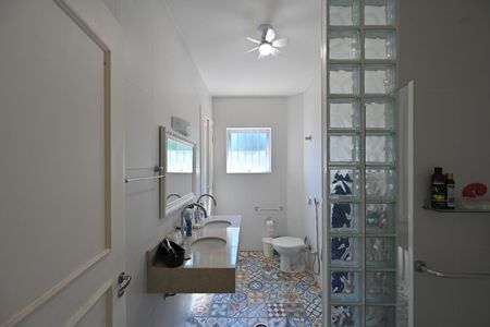 Casa para alugar com 260m², 5 quartos e 2 vagasBanheiro Social