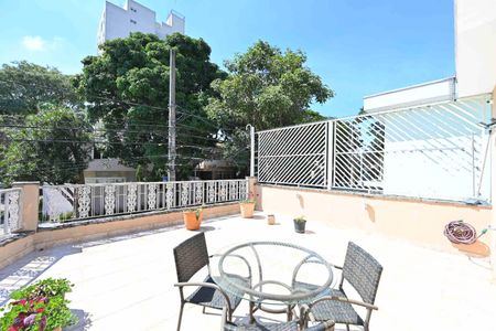 Casa para alugar com 260m², 5 quartos e 2 vagasSacada do Quarto 1