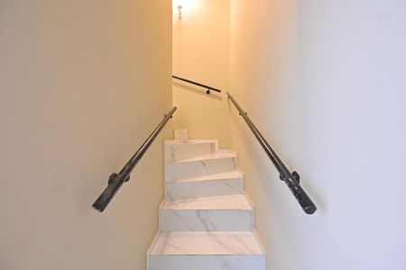 Casa para alugar com 260m², 5 quartos e 2 vagasEscadas