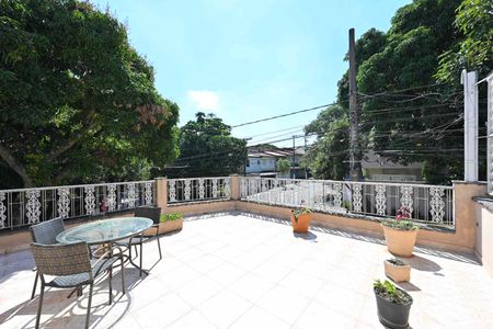 Casa para alugar com 260m², 5 quartos e 2 vagasSacada do Quarto 1