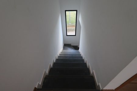 Casa de condomínio para alugar com 68m², 2 quartos e 2 vagasEscada