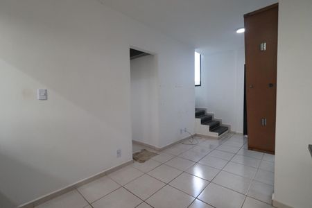 Casa de condomínio para alugar com 68m², 2 quartos e 2 vagasSala