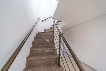 Casa à venda com 190m², 3 quartos e 6 vagasEscada